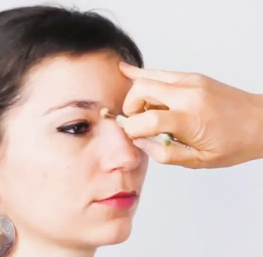 Personne recevant une réflexologie faciale